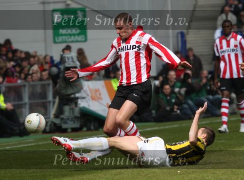 Arnhem, 20 April 2008 Kompetitiewedstrijd Vitesse-PSV, eindstand 0-1 Seizoen 2007/2008
PSV Landskampioen
Danny Koevermans in duel Sebastien Sansoni