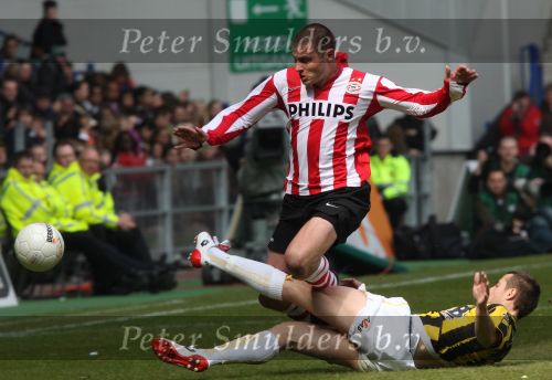 Arnhem, 20 April 2008 Kompetitiewedstrijd Vitesse-PSV, eindstand 0-1 Seizoen 2007/2008
PSV Landskampioen
Danny Koevermans in duel Sebastien Sansoni