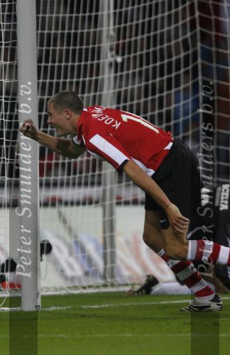 Eindhoven, 20 Oktober 2007
Kompetitiewedstrijd PSV-VVV, eindstand 3-1
Seizoen 2007/2008
Danny Koevermans heeft fescoord en wordt gefeliciteerd door zijn ploeggenoten