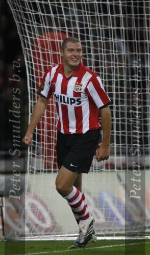 Eindhoven, 20 Oktober 2007
Kompetitiewedstrijd PSV-VVV, eindstand 3-1
Seizoen 2007/2008
Danny Koevermans heeft fescoord en wordt gefeliciteerd door zijn ploeggenoten