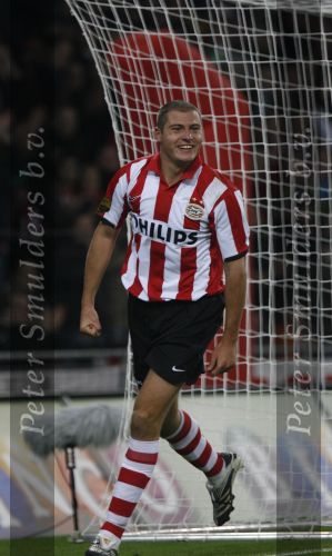 Eindhoven, 20 Oktober 2007
Kompetitiewedstrijd PSV-VVV, eindstand 3-1
Seizoen 2007/2008
Danny Koevermans heeft fescoord en wordt gefeliciteerd door zijn ploeggenoten