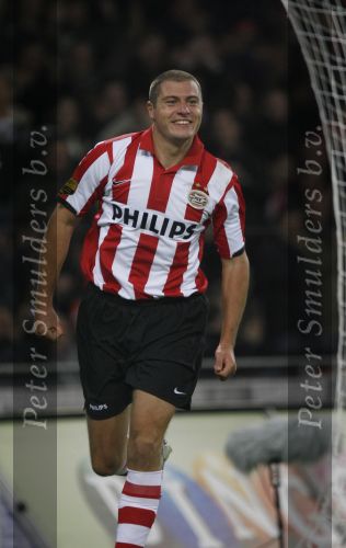 Eindhoven, 20 Oktober 2007
Kompetitiewedstrijd PSV-VVV, eindstand 3-1
Seizoen 2007/2008
Danny Koevermans heeft fescoord en wordt gefeliciteerd door zijn ploeggenoten