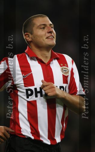 Eindhoven, 20 Oktober 2007
Kompetitiewedstrijd PSV-VVV, eindstand 3-1
Seizoen 2007/2008
Danny Koevermans heeft fescoord en wordt gefeliciteerd door zijn ploeggenoten