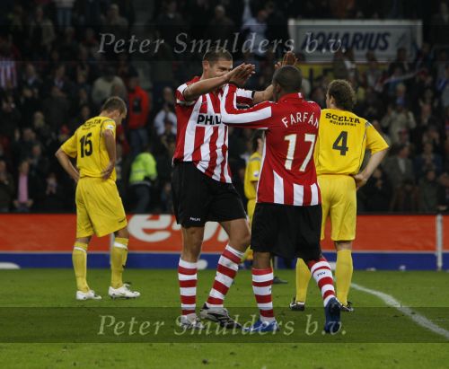 Eindhoven, 20 Oktober 2007
Kompetitiewedstrijd PSV-VVV, eindstand 3-1
Seizoen 2007/2008
Danny Koevermans heeft wederom gescoord ( zijn 2e doelpunt )
en wordt gefeliciteerd door Jefferson farfan