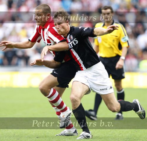 Eindhoven, 23 September 2007 Seizoen 2007/2008 Kompetitewedstrijd PSV-Feyenoord, eindstand 4-0
Danny Koevermans in duel met Kevin Hofland