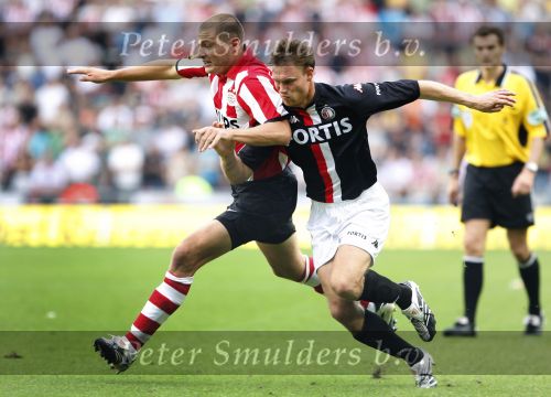 Eindhoven, 23 September 2007 Seizoen 2007/2008 Kompetitewedstrijd PSV-Feyenoord, eindstand 4-0
Danny Koevermans in duel met Kevin Hofland