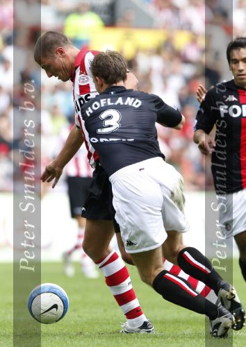 Eindhoven, 23 September 2007 Seizoen 2007/2008 Kompetitewedstrijd PSV-Feyenoord, eindstand 4-0
Danny Koevermans in duel met Kevin Hofland