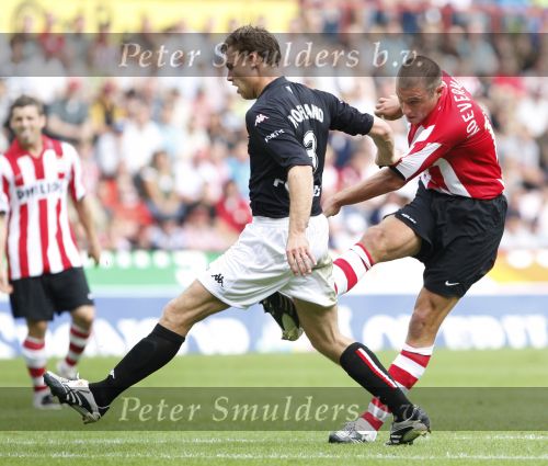 Eindhoven, 23 September 2007 Seizoen 2007/2008 Kompetitewedstrijd PSV-Feyenoord, eindstand 4-0
Danny Koevermans in duel met Kevin Hofland