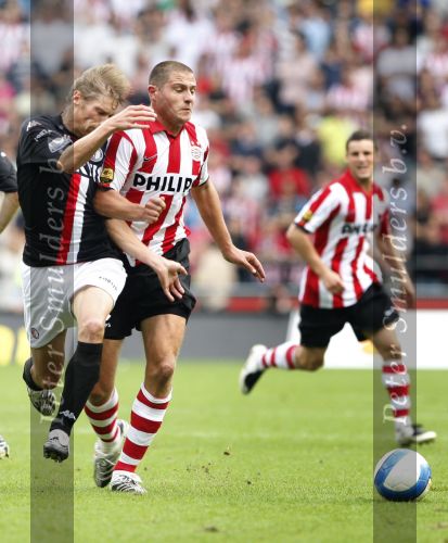 Eindhoven, 23 September 2007 Seizoen 2007/2008 Kompetitewedstrijd PSV-Feyenoord, eindstand 4-0
Danny Koevermans in duel met Theo Lucius