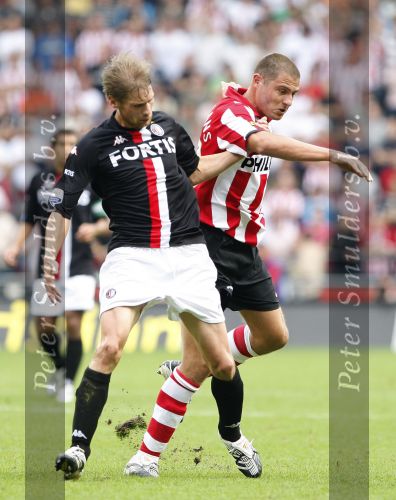 Eindhoven, 23 September 2007 Seizoen 2007/2008 Kompetitewedstrijd PSV-Feyenoord, eindstand 4-0
Danny Koevermans in duel met Theo Lucius