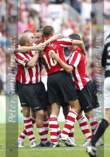 Eindhoven, 23 September 2007 Seizoen 2007/2008 Kompetitewedstrijd PSV-Feyenoord, eindstand 4-0
Danny Koevermans is blij met zijn doelpunt (4-0) em wordt gefeliciteerd door Jan Kromkamp en Tommy v d Leegte