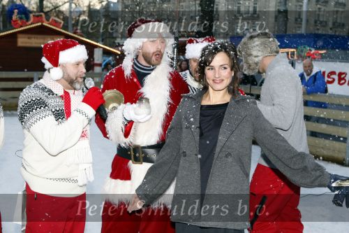 Amsterdam 22 november 2007
Daphne Bunskoek reikt op haar verjaardag de nieuwe cd van Bearforce 1 uit op de schaatsbaan op het leidseplein.