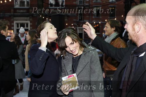Amsterdam 22 november 2007
Daphne Bunskoek reikt op haar verjaardag de nieuwe cd van Bearforce 1 uit op de schatsbaan op het leidseplein.