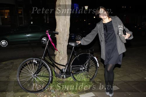 Amsterdam 22 november 2007
Daphne Bunskoek viert haar verjaardag met vrienden en Wessel v Diepen op een boot . Ook krijgt ze van vrienden een nieuwe fiets omdat haar oude fiets afgelopen week gestolen is.
