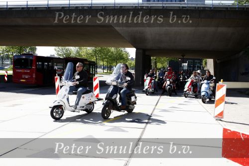 Amsterdam 12 mei 2009
Het blad Grazia organiseert samen met vespa scooters een leuke rally door amsterdam heen. David v d Noord
Peter Smulders bv