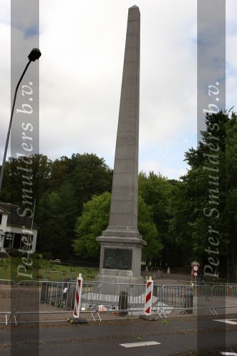 Apeldoorn, 8 Mei 2009
Speciale Herdenkingsdienst voor de slachtoffers van de ramp op Koninginnedag
Veel Politie, overal afzettingen met grote betonblokken.
De Naald in Apeldoorn
Foto Peter Smulders