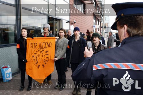 Amsterdam 3 april 2008
Openingsfeest van de politieke partij trots op NL van Rita Verdonk in de passengers terminal. Politie met demonstranten
Peter Smulders bv