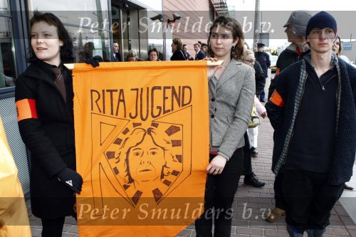 Amsterdam 3 april 2008
Openingsfeest van de politieke partij trots op NL van Rita Verdonk in de passengers terminal. Politie met demonstranten
Peter Smulders bv