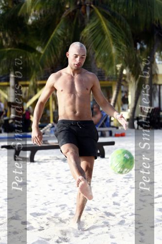 Curacao 2 janjuari 2009
Jan Smit Demy de Zeeuw Nick Schilder en Simon Keizer aan het voetvolleyballen op het strand bij lions Dive.
Yolanthe Cabau v Kasbergen en de vriendinnen van Demy en Nick moedigen ze aan.
Peter Smulders bv
