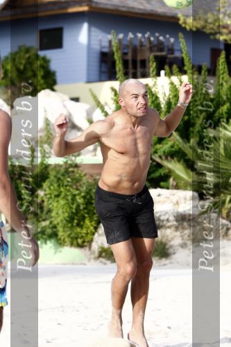 Curacao 2 janjuari 2009
Jan Smit Demy de Zeeuw Nick Schilder en Simon Keizer aan het voetvolleyballen op het strand bij lions Dive.
Yolanthe Cabau v Kasbergen en de vriendinnen van Demy en Nick moedigen ze aan.
Peter Smulders bv
