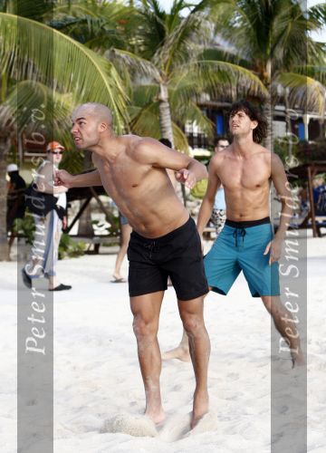 Curacao 2 janjuari 2009
Jan Smit Demy de Zeeuw Nick Schilder en Simon Keizer aan het voetvolleyballen op het strand bij lions Dive.
Yolanthe Cabau v Kasbergen en de vriendinnen van Demy en Nick moedigen ze aan.
Peter Smulders bv