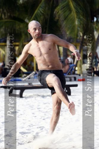 Curacao 2 janjuari 2009
Jan Smit Demy de Zeeuw Nick Schilder en Simon Keizer aan het voetvolleyballen op het strand bij lions Dive.
Yolanthe Cabau v Kasbergen en de vriendinnen van Demy en Nick moedigen ze aan.
Peter Smulders bv