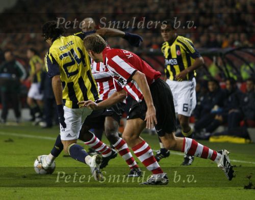 Eindhoven, 23 Oktober 2007
Champions League wedstrijd PSV-Fenerbahce, eindstand 0-0
Seizoen 2007/2008
Deniz Bares in duel met Jan Kromkamp