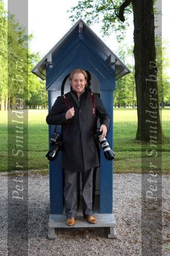 Apeldoorn, 8 Mei 2009
Speciale Herdenkingsdienst voor de slachtoffers van de ramp op Koninginnedag
Veel Politie, overal afzettingen met grote betonblokken.
Dennis v Tellingen
Foto Peter Smulders