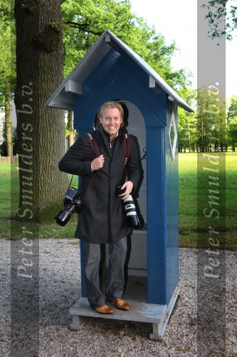 Apeldoorn, 8 Mei 2009
Speciale Herdenkingsdienst voor de slachtoffers van de ramp op Koninginnedag
Veel Politie, overal afzettingen met grote betonblokken.
Dennis v Tellingen
Foto Peter Smulders