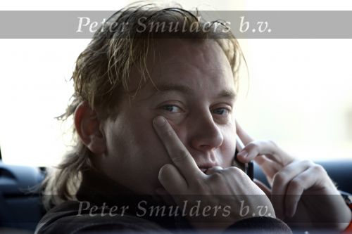 Amsterdam 17 april 2008
Dennis v Tellingen met middelvinger en gsm in zijn auto.
Peter Smulders bv