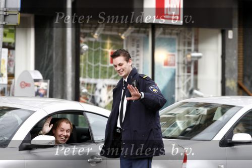 Amsterdam 20 maart 2008
Dennis v Tellingen wordt aangehouden door politie agent voor niet handsfree bellen in de auto.
Peter Smulders bv