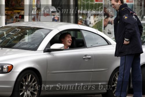 Amsterdam 20 maart 2008
Dennis v Tellingen wordt aangehouden door politie agent voor niet handsfree bellen in de auto.
Peter Smulders bv