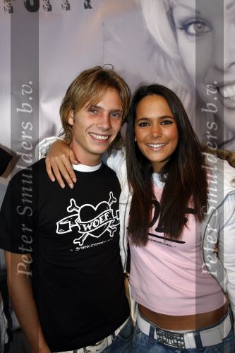 Amsterdam 30 januari 2006
Presentatie nieuwe t shirts dutchy puppy met Bridget Maasland.
Jamie di-rect met vriendin Elize