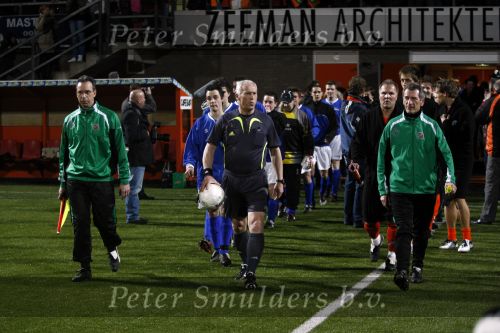 Volendam 24 maart 2009
Artiesten volendam waaronder Jan Smit en Simon Keizer voetballen in het stadion van Volendam tegen oa Mental Theo nabuurs Grad Damen en Rashid. Dick Jol is de scheidsrechter. Uiteindelijk wint brabant met 2-4
Peter Smulders bv