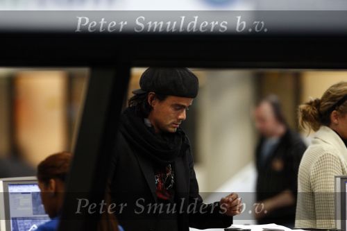 Schiphol 15 mei 2009
Dinand Woesthoff checkt in op schiphol om naar ibiza te gaan.
Peter Smulders bv