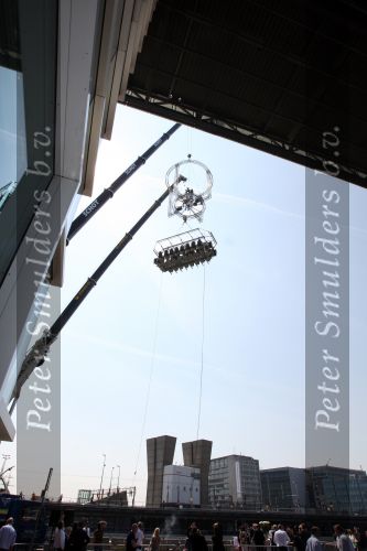 Amsterdam, 6 Mei 2008 Dinner in the Sky
Eten met BN-ers op 40 meter hoogte bij het IJ
Foto Peter Smulders BV