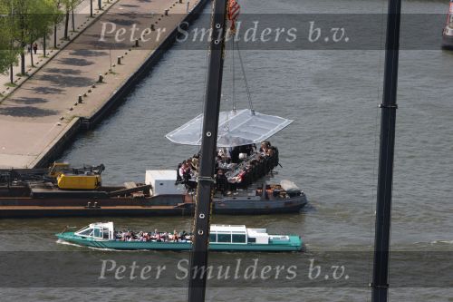Amsterdam, 6 Mei 2008 Dinner in the Sky
Eten met BN-ers op 40 meter hoogte bij het IJ
Foto Peter Smulders BV