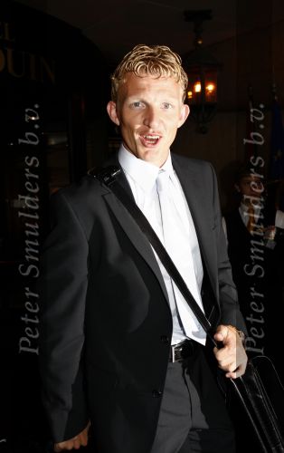 Noordwijk 3 juni 2008
Het Nederlands elftal vertrekt vanaf hotel huis ter Duin naar Schiphol voor het EK voetbal in Zwitserland en Oostenrijk. 
Dirk Kuyt met zijn vrouw