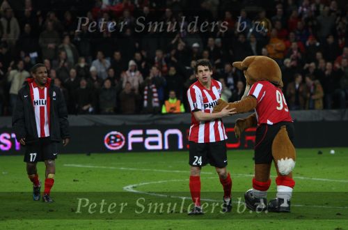 Eindhoven, 12 Maart 2008
UEFA 1/8 finale PSV-Tottenham Hotspur FC, eindstand 0-1
PSV wint na verlenging en straschoppen met 6-5 en gaat door naar de 1/4 Finale
Dirk Marcellis met Phoxy