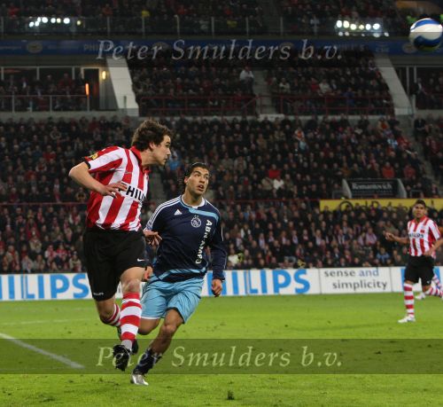 Eindhoven, 19 Maart 2008 Kompetitiewedstrijd PSV-AJAX, eindstand 0-0 
Seizoen 2007/2008
Dirk Marcellis werkt koppend weg
