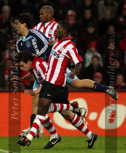 Eindhoven, 19 Maart 2008 Kompetitiewedstrijd PSV-AJAX, eindstand 0-0 
Seizoen 2007/2008
Dirk Marcellis wordt op de huid gezeten door Suarez