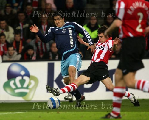 Eindhoven, 19 Maart 2008 Kompetitiewedstrijd PSV-AJAX, eindstand 0-0 
Seizoen 2007/2008
Dirk Marcellis wordt op de huid gezeten door Suarez
