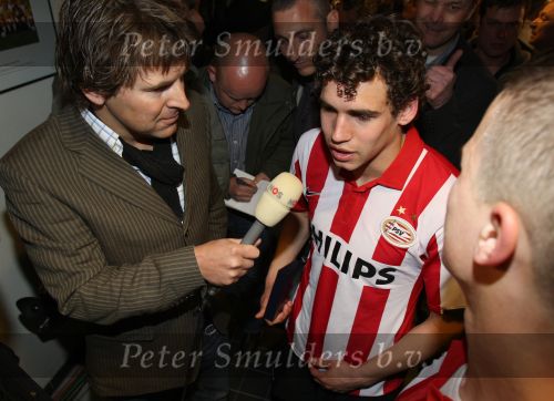 Arnhem, 20 April 2008 Kompetitiewedstrijd Vitesse-PSV, eindstand 0-1 Seizoen 2007/2008
PSV Landskampioen
Dirk Marcellis wordt geintervieuwd door Toine v Peperstraten