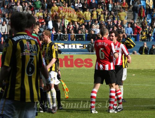 Arnhem, 20 April 2008 Kompetitiewedstrijd Vitesse-PSV, eindstand 0-1 Seizoen 2007/2008
PSV Landskampioen
Dirk Marcellis viert feest met Timmy Simons