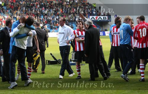 Arnhem, 20 April 2008 Kompetitiewedstrijd Vitesse-PSV, eindstand 0-1 Seizoen 2007/2008
PSV Landskampioen
Dirk Marcellis viert feest