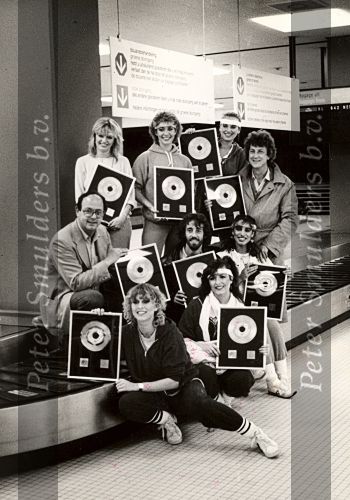1981 Dolly Dots met een Gouden plaat en hun manager Kees v Leeuwen