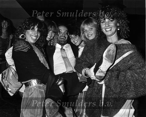 Dolly Dots met hun platenbaas Ben Bunders in 1982