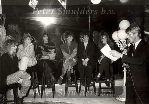 1984 Dolly Dots op bezoek bij RUR Jan Lenferink krijgen een Gouden LP