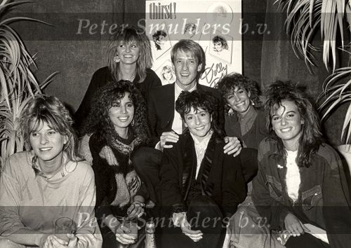 1984 Dolly Dots op bezoek bij RUR Jan Lenferink krijgen een Gouden LP