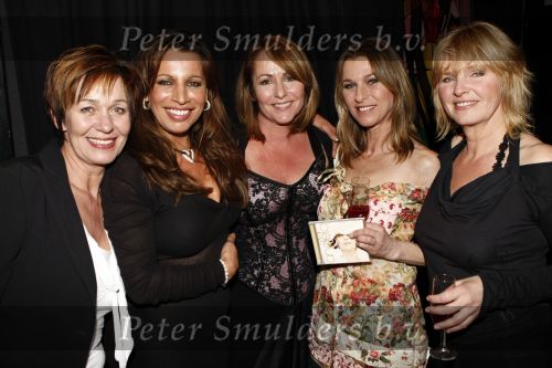 Amsterdam 31 maart 2008
Presentatie cd Angela Groothuizen in desmet studio\'s. Dolly Dots met Ria Brieffies Patty Zomer Anita Hellker Esther OOsterbeek
Peter Smulders bv
